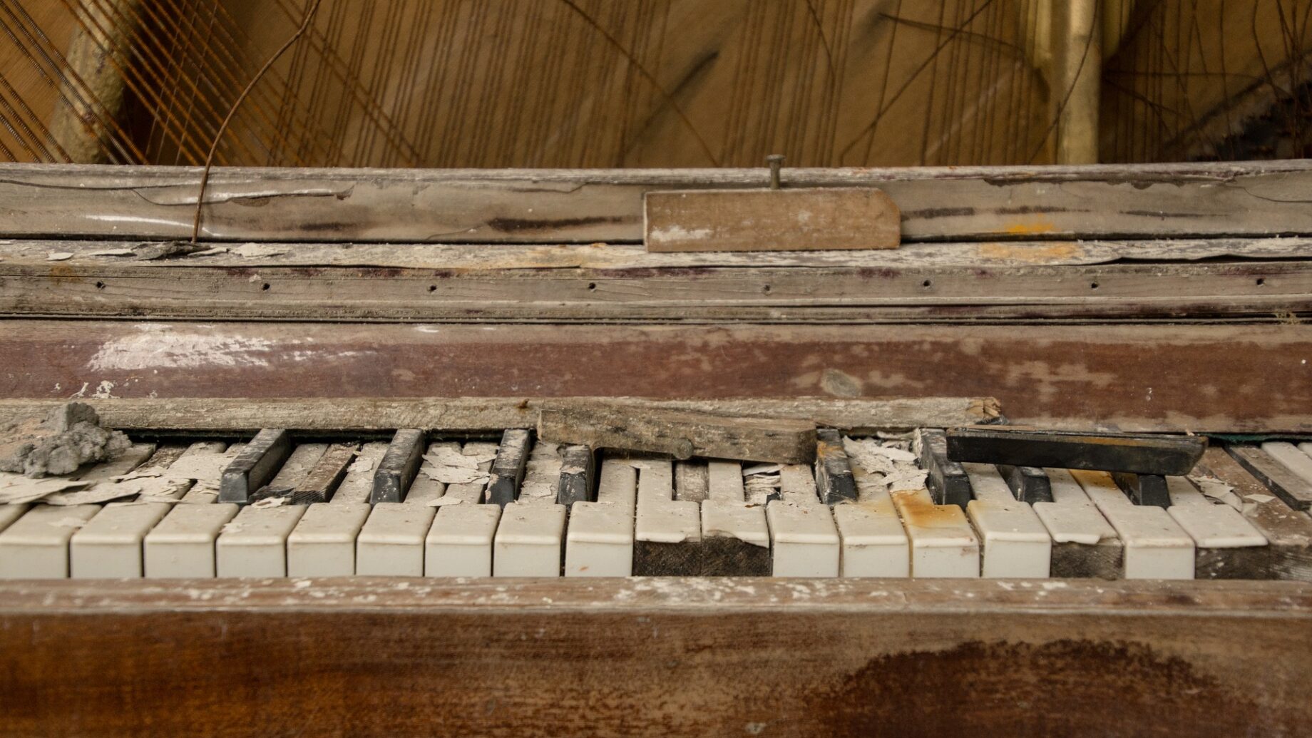 Broken & dusty piano keyboard
